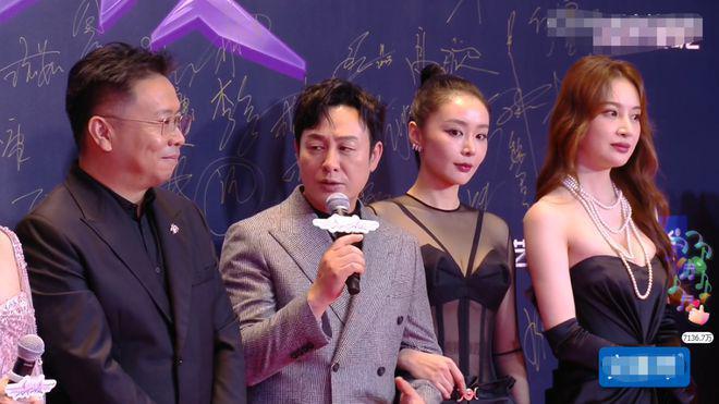 尖叫之夜尴尬瞬间：张译缺席狂飙导演说人齐，闫妮拿错张若昀奖杯