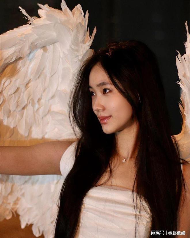 小S为二女儿庆生，16岁Lily精致漂亮打扮成熟，母女同框似闺蜜