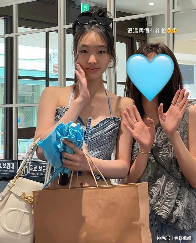 小S为二女儿庆生，16岁Lily精致漂亮打扮成熟，母女同框似闺蜜