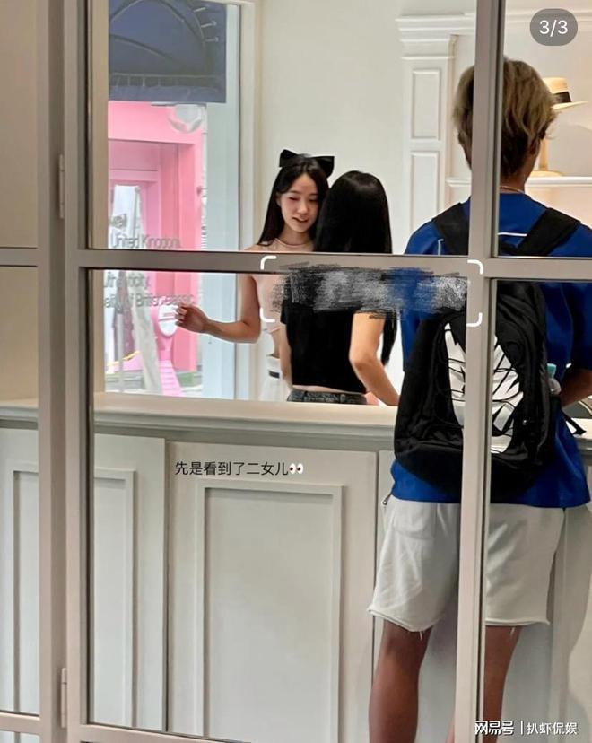 小S为二女儿庆生，16岁Lily精致漂亮打扮成熟，母女同框似闺蜜