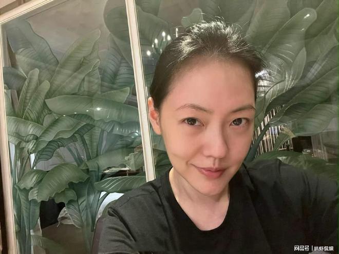 小S为二女儿庆生，16岁Lily精致漂亮打扮成熟，母女同框似闺蜜
