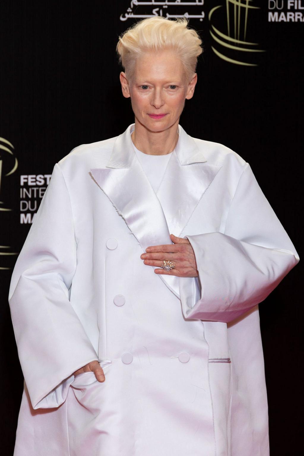 不断换脸的63岁“外星人”，凭什么当女神？