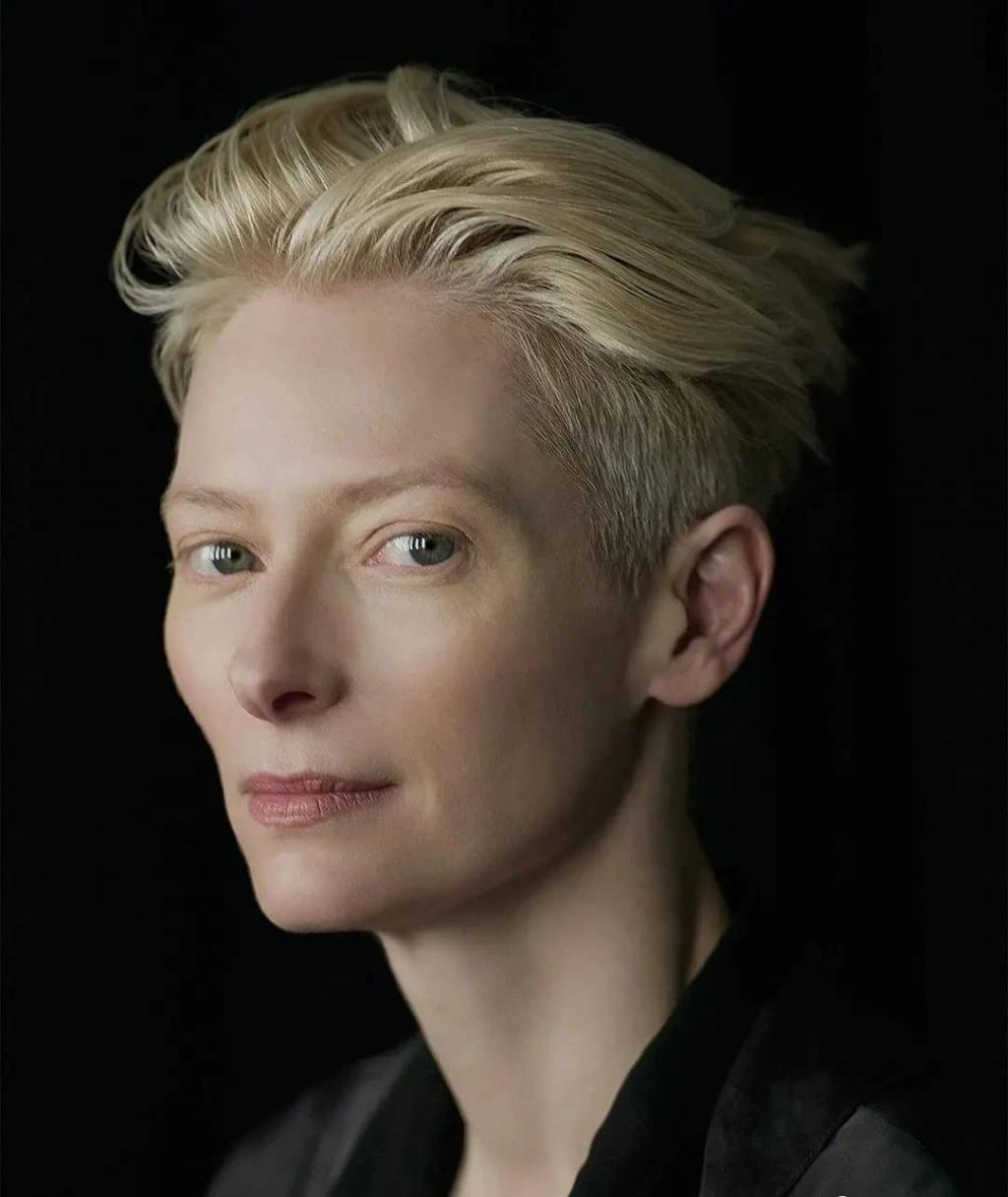 不断换脸的63岁“外星人”，凭什么当女神？