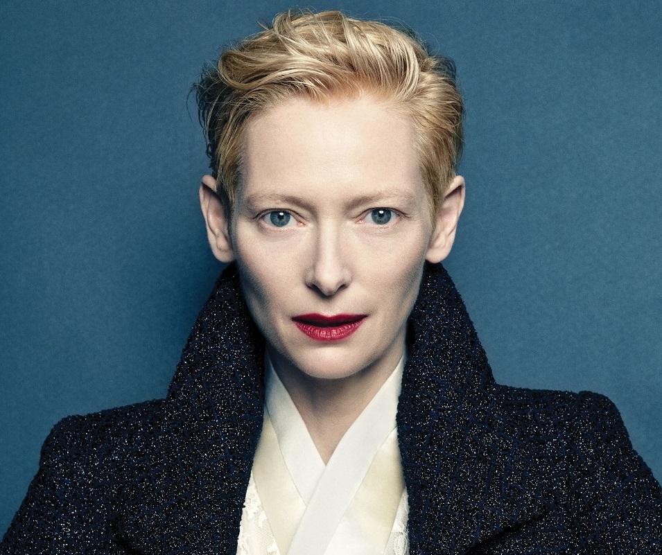 不断换脸的63岁“外星人”，凭什么当女神？