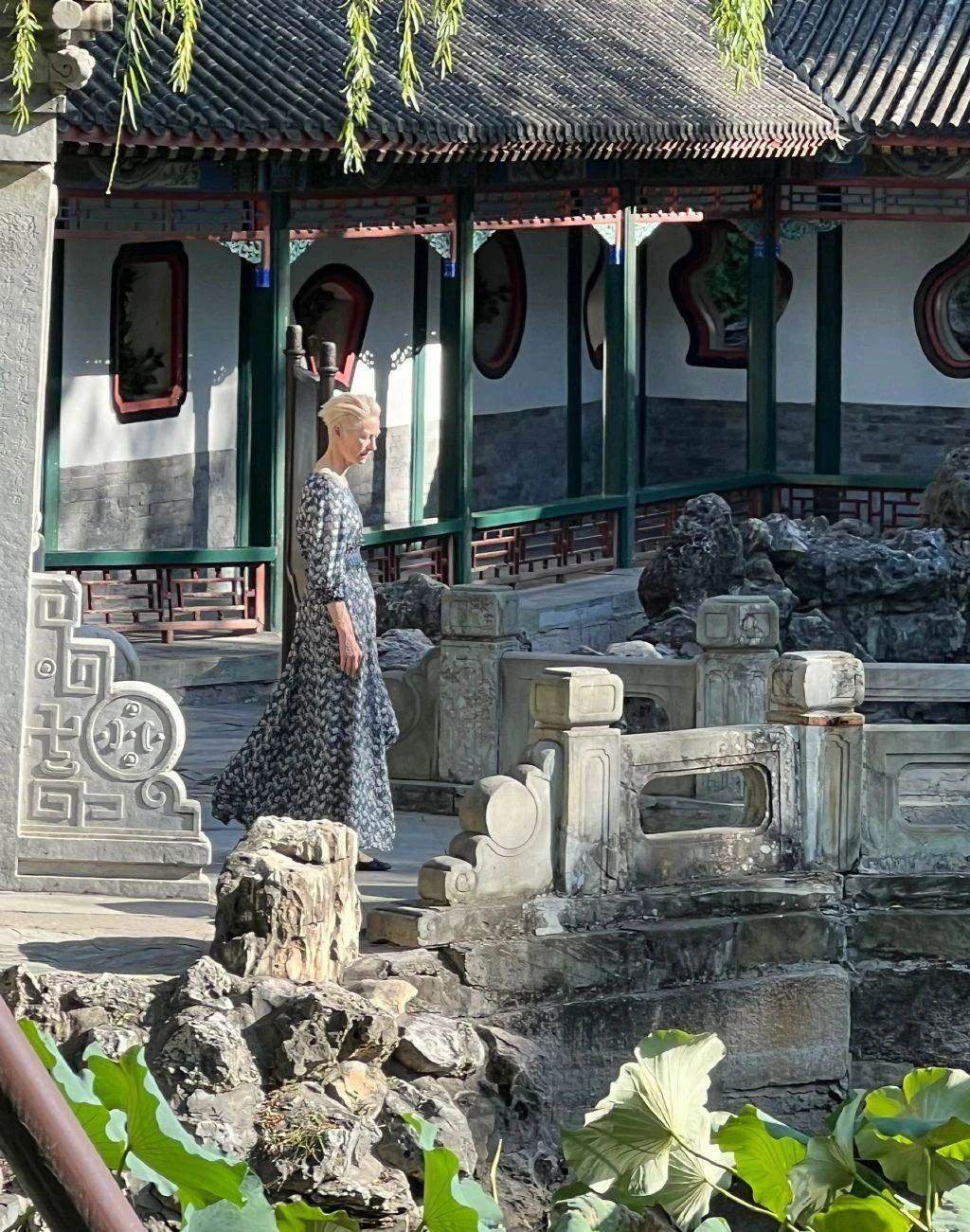 不断换脸的63岁“外星人”，凭什么当女神？