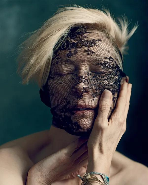 不断换脸的63岁“外星人”，凭什么当女神？