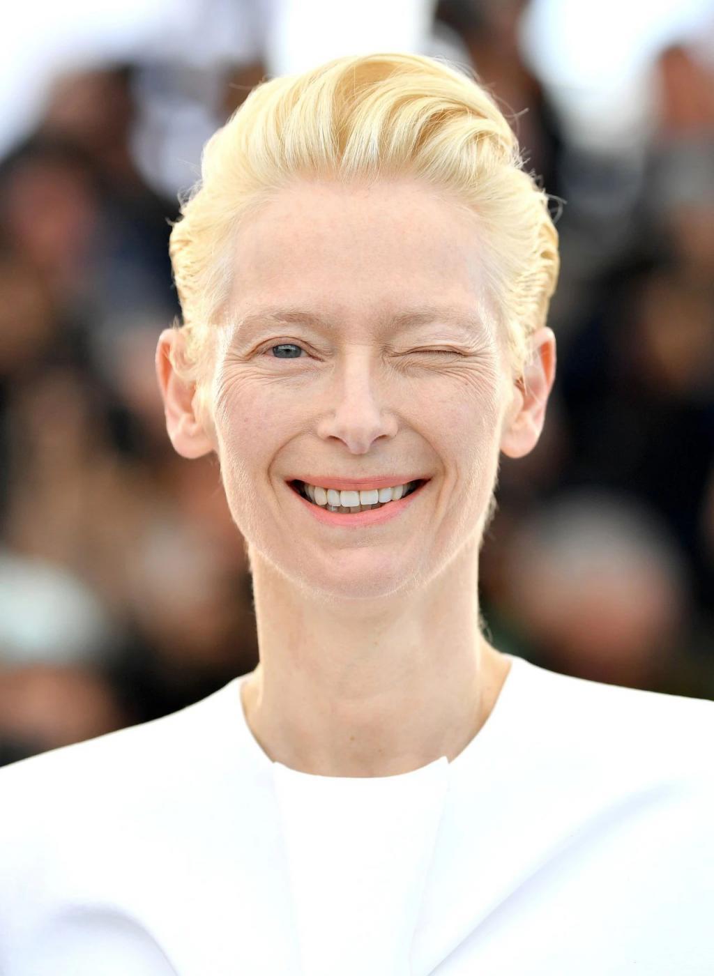 不断换脸的63岁“外星人”，凭什么当女神？