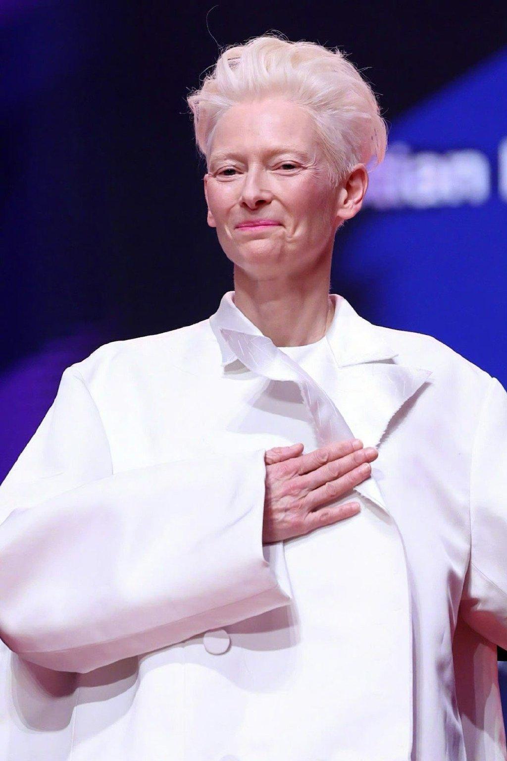 不断换脸的63岁“外星人”，凭什么当女神？