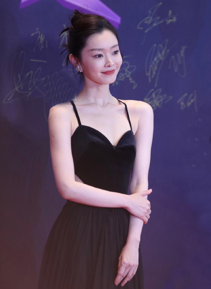 尖叫之夜红毯：CP乱炖名场面多，《狂飙》剧组合体抓马不断，杨幂惊艳压轴