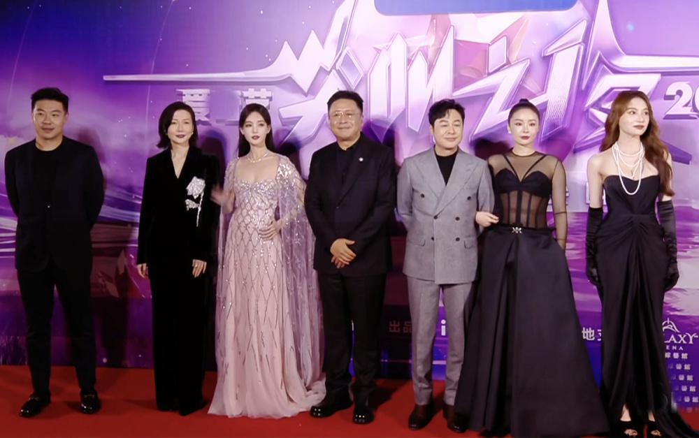 尖叫之夜红毯：CP乱炖名场面多，《狂飙》剧组合体抓马不断，杨幂惊艳压轴