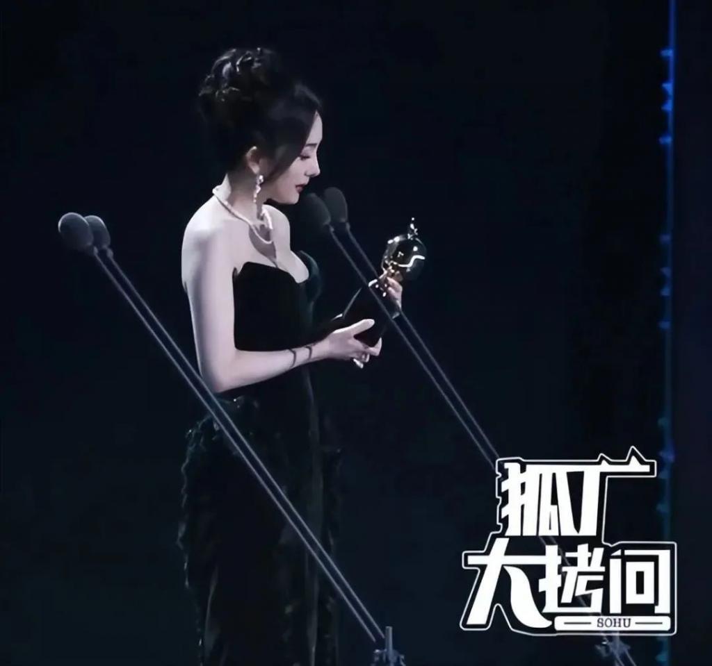 澳门这一夜！杨幂有料，倪妮诱人，但高叶只惊艳了上半身