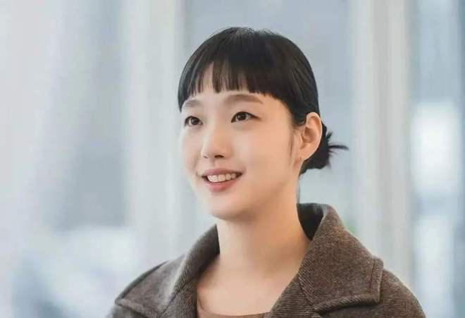 金高银,真演不了贫穷脸