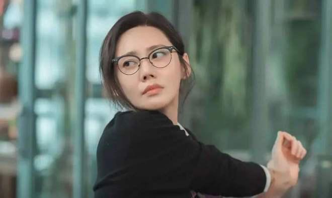 金高银,真演不了贫穷脸