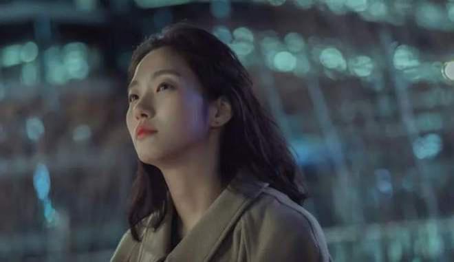 金高银,真演不了贫穷脸