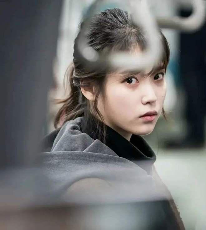 金高银,真演不了贫穷脸