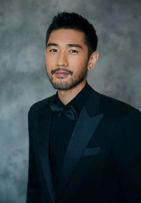 高以翔爸爸去世！9月还到墓园悼念儿子，很憔悴手都是伤