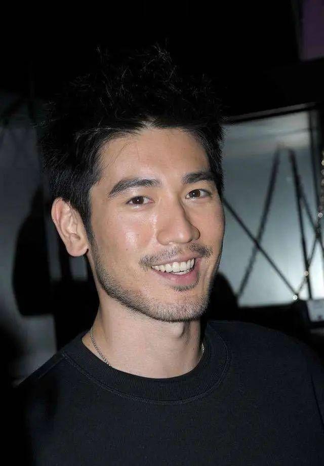 高以翔爸爸去世！9月还到墓园悼念儿子，很憔悴手都是伤