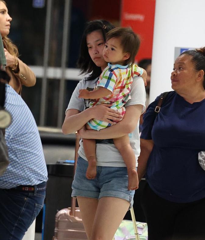 59岁尼古拉斯·凯奇抱1岁女儿走机场，女儿十分活泼