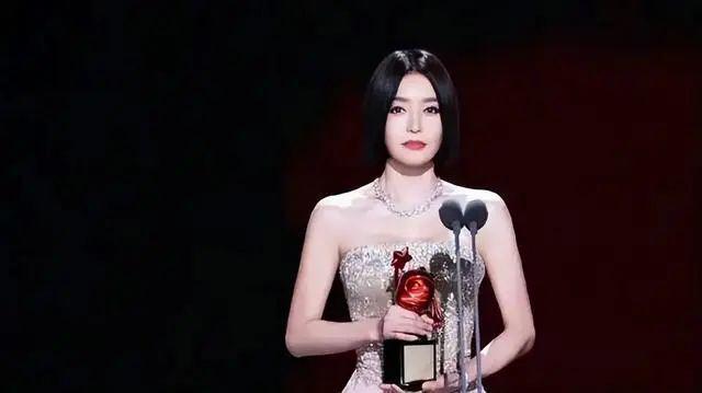 热搜！尖叫之夜6对情侣都有奖：白鹿对张凌赫翻白眼已分手，张颂文高叶超甜蜜