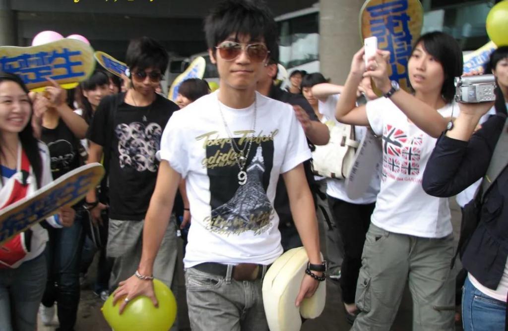 顶流被封杀，227亿男孩翻红始末