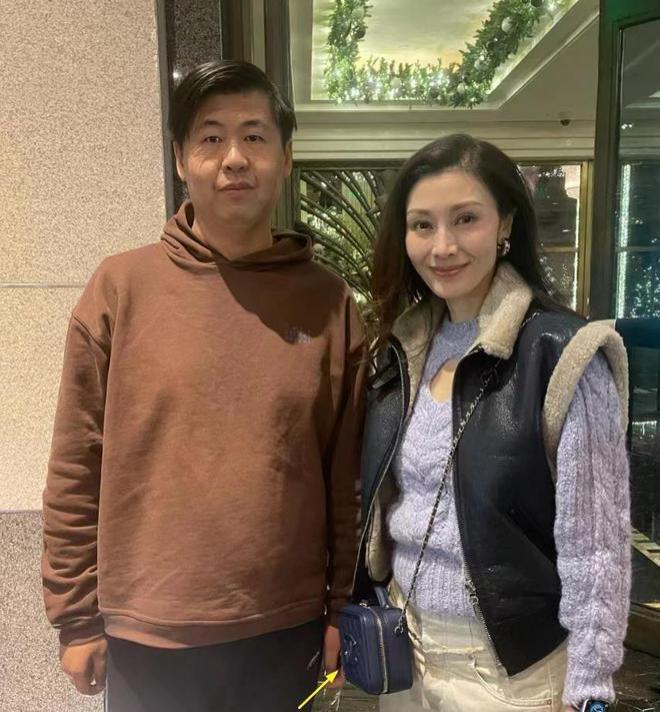 李嘉欣一家3口上海被偶遇，被嘲讽衣品差