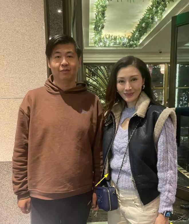 李嘉欣一家3口上海被偶遇，被嘲讽衣品差