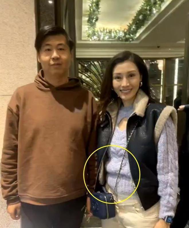 李嘉欣一家3口上海被偶遇，被嘲讽衣品差