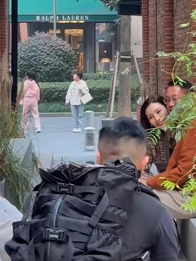 李嘉欣一家3口上海被偶遇，被嘲讽衣品差