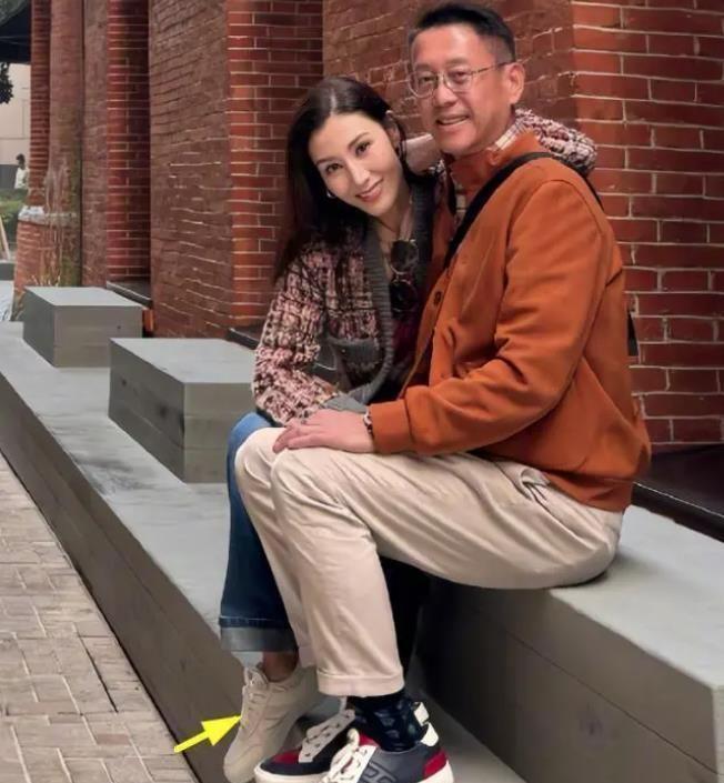 李嘉欣一家3口上海被偶遇，被嘲讽衣品差