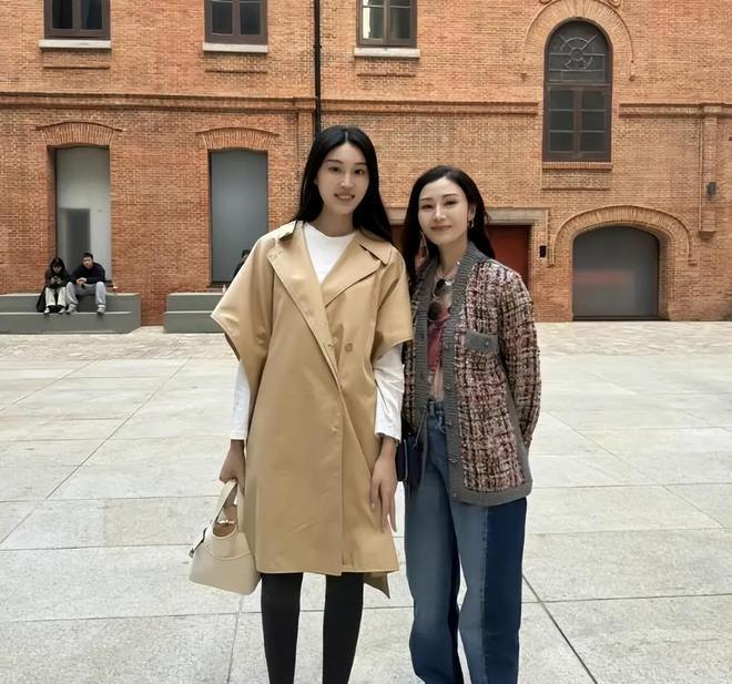 李嘉欣一家3口上海被偶遇，被嘲讽衣品差