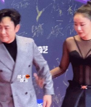 就知道你们真情侣是藏不住的…