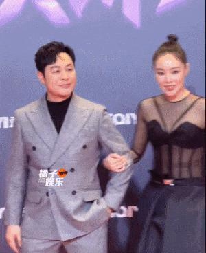 就知道你们真情侣是藏不住的…