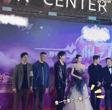 就知道你们真情侣是藏不住的…