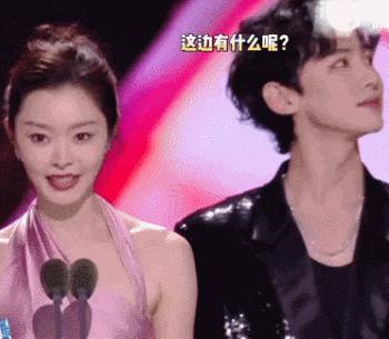 就知道你们真情侣是藏不住的…