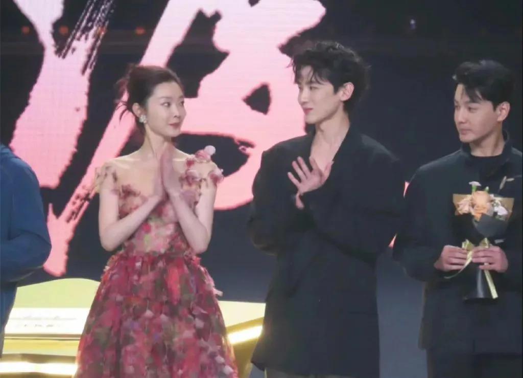 就知道你们真情侣是藏不住的…