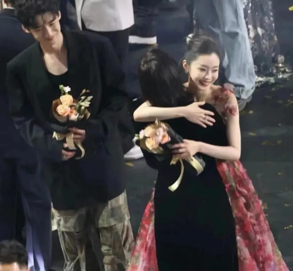 就知道你们真情侣是藏不住的…