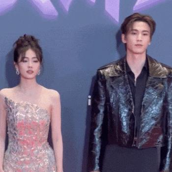 就知道你们真情侣是藏不住的…