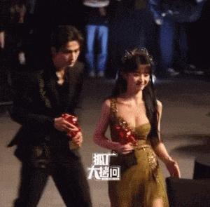 就知道你们真情侣是藏不住的…
