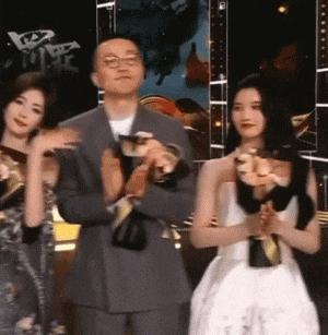 就知道你们真情侣是藏不住的…