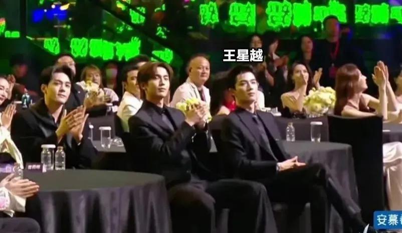 就知道你们真情侣是藏不住的…