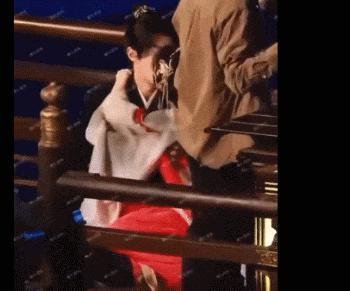就知道你们真情侣是藏不住的…