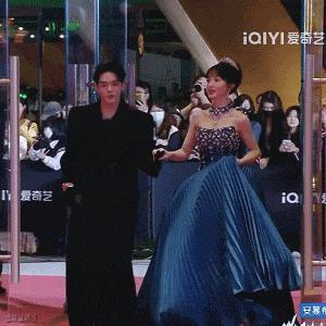 就知道你们真情侣是藏不住的…