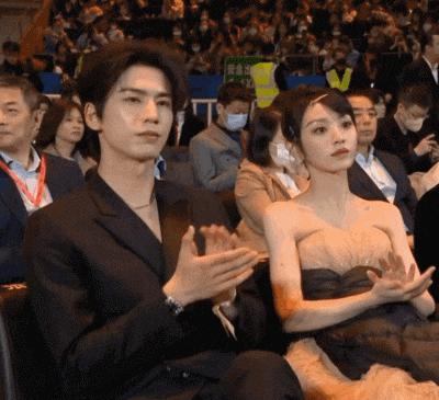 就知道你们真情侣是藏不住的…