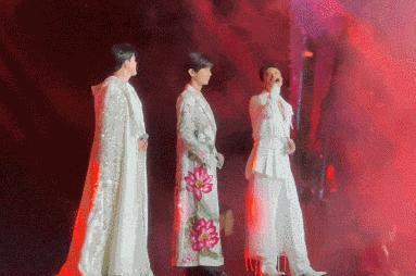 就知道你们真情侣是藏不住的…