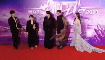就知道你们真情侣是藏不住的…