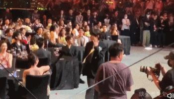 就知道你们真情侣是藏不住的…