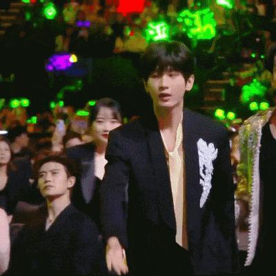 就知道你们真情侣是藏不住的…