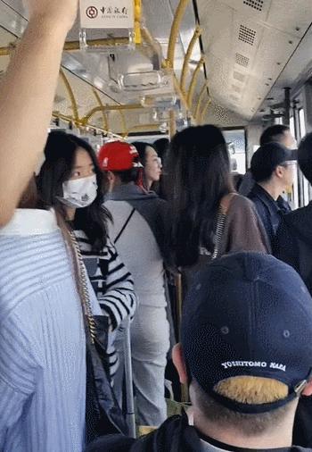 偶遇何炅黄多多！多多被赞气质出众，2000元毛衣抢镜