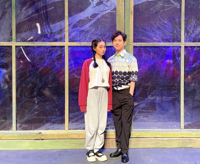 偶遇何炅黄多多！多多被赞气质出众，2000元毛衣抢镜