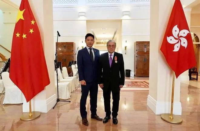 霍家父子4人同框！霍震霆授勋，霍启刚搂妻甜蜜宠溺